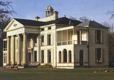 851656 Gezicht op de voor- en zijgevel van het landhuis Eyckenstein (Dorpsweg 193) te Maartensdijk.N.B. N.B. De ...